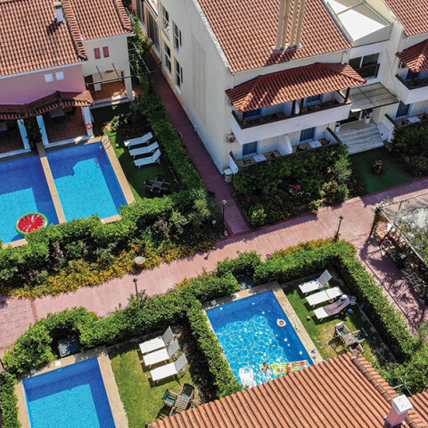 Corinthian Village: Όταν πολυτέλεια και ζεστή ατμόσφαιρα γίνονται ένα