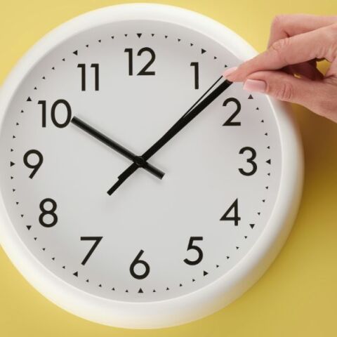 Αλλαγή ώρας 2025: Πότε γυρίζουμε τους δείκτες μία ώρα μπροστά 