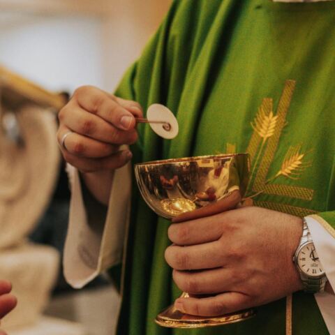 Θαύμα ή κάτι άλλο; Τα viral σημάδια σε όστια της Θείας Κοινωνίας σε εκκλησία της Ιντιάνα