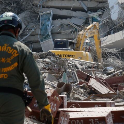 Σεισμός στη Μιανμάρ: Νεκροί, εγκλωβισμένοι και χαοτικές εικόνες σε δρόμους και νοσοκομεία