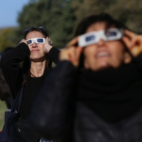 θεατές μερικής έκλειψης ηλίου