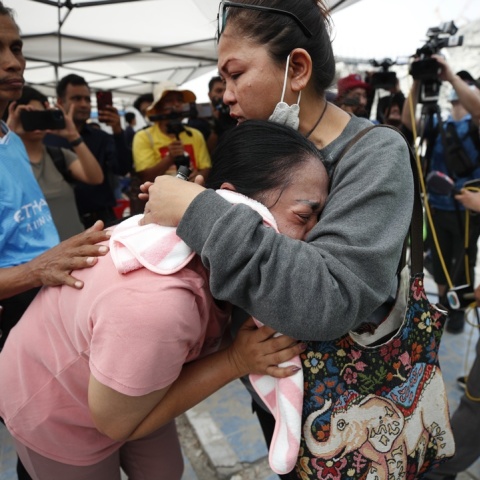 Συγγενείς ανθρώπων που έχασαν τη ζωή τους από τον σεισμό στη Μιανμάρ ξεσπούν σε λυγμούς 