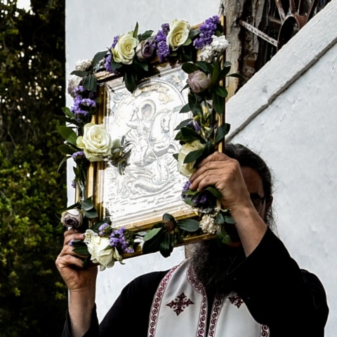 Ιερέας κρατά την εικόνα του Αγίου Γεωργίου
