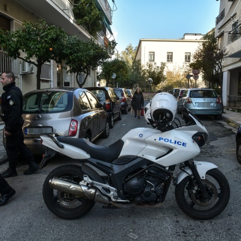 Αστυνομικοί και μηχανή της ΕΛΑΣ έξω από Αστυνομικό Τμήμα