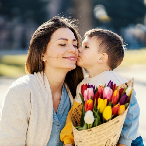 Μητέρα δέχεται λουλούδια και ένα φιλί από τον γιο της