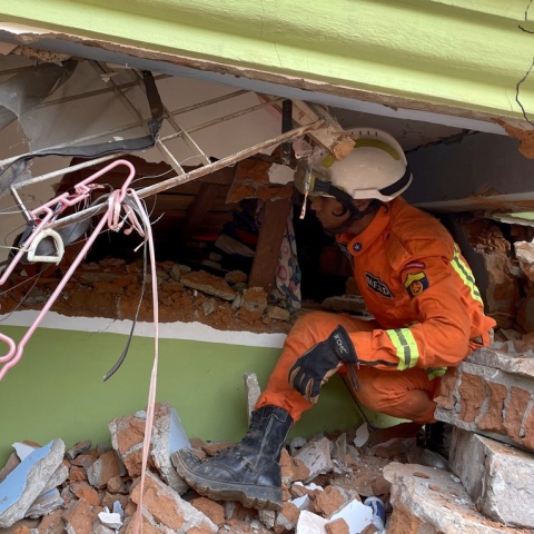 Έρευνες στα ερείπια για τον εντοπισμό επιζώντων
