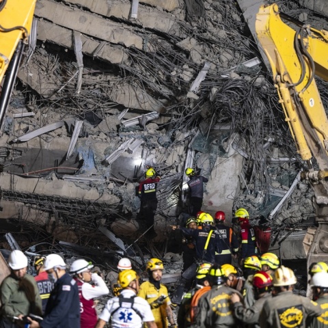 Έρευνες στα χαλάσματα με τον σεισμό στη Μιανμάρ