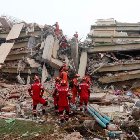 Μία εβδομάδα εθνικού πένθους στη Μιανμάρ - Μάχη με τον χρόνο, τη ζέστη και τους βομβαρδισμούς