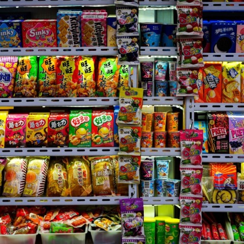 Ράφια μαγαζιού με πολύχρωμα ασιατικά σνακ 