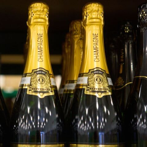 Η πλειοψηφία των Ευρωπαίων υποστηρίζει αντίποινα με δασμούς κατά των ΗΠΑ, σύμφωνα με δημοσκόπηση - Η απάντηση της ΕΕ στα σχέδια Τραμπ