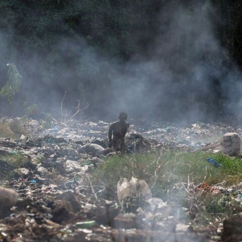 Ο μέσος άνθρωπος θα είναι 40% φτωχότερος αν η θερμοκρασία αυξηθεί κατά 4°C, δείχνει νέα έρευνα - Μεγάλη πτώση του παγκόσμιου ΑΕΠ