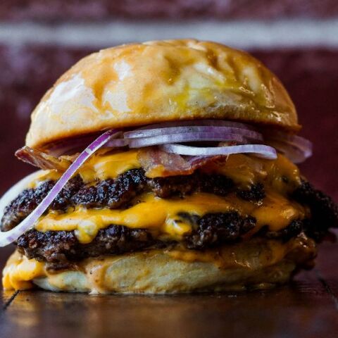 Γιατί το smash burger είναι το μόνο burger που αξίζει να φτιάξεις στο σπίτι;