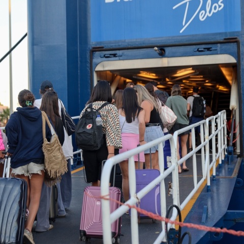 Νέοι με τις βαλίτσες ανά χείρας ανεβαίνουν σε πλοίο