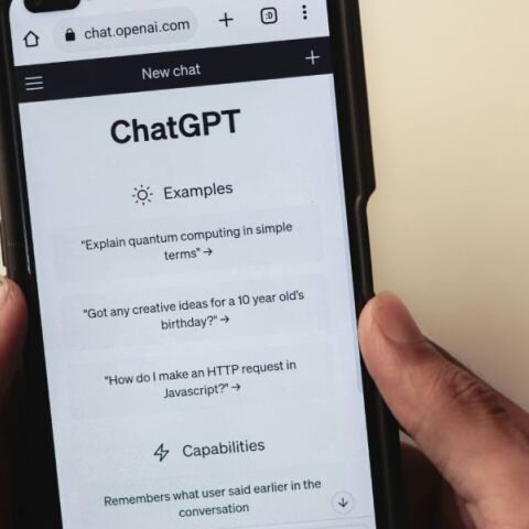 7 πράγματα που δεν πρέπει ποτέ να πείτε ή να ζητήσετε από το ChatGPT