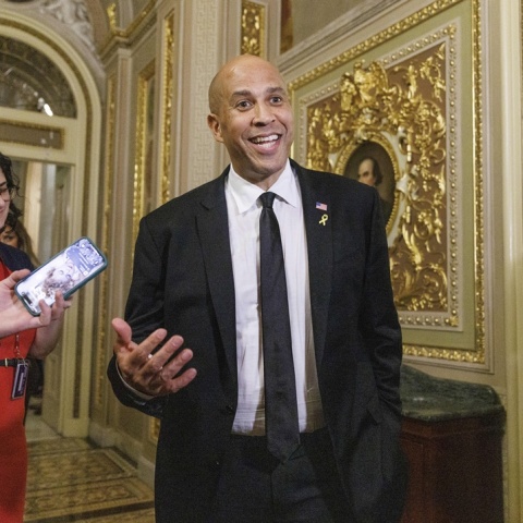 Ο Κόρι Μπούκερ σε δηλώσεις του σε δημοσιογράφους μετά τη μαραθώνια ομιλία στη Γερουσία