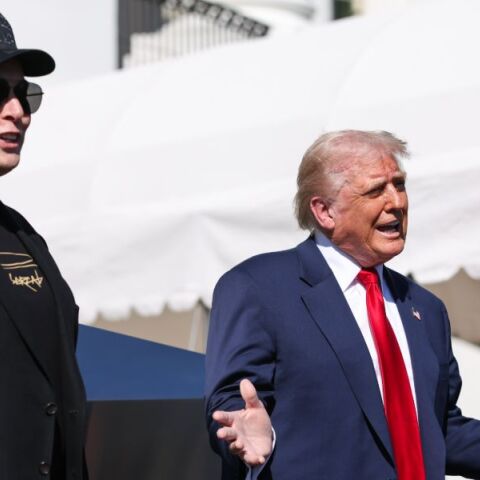 Ο Λευκός Οίκος διαψεύδει τα περί αποχώρησης Μασκ από την κυβέρνηση Τραμπ