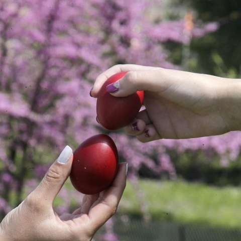 Γυναίκες τσουγκρίζουν τα κόκκινα αυγά τους