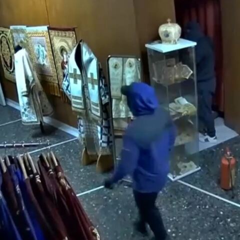 Θεσσαλονίκη: Η στιγμή που διαρρήκτες εισβάλλουν σε βιοτεχνία με εκκλησιαστικά ενδύματα - Το βίντεο που είδε το φως της δημοσιότητας