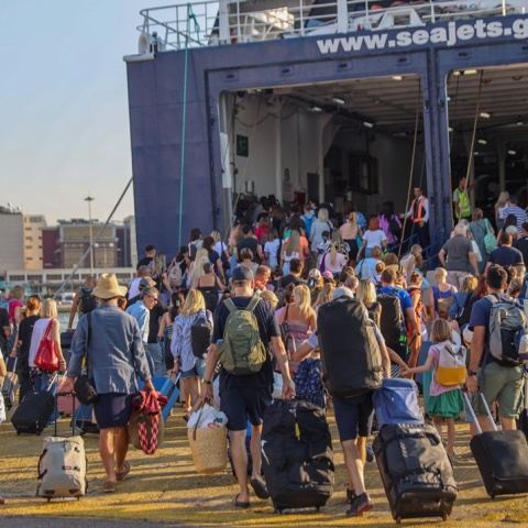 Ταξιδιώτες ετοιμάζονται για επιβίβαση σε πλοίο