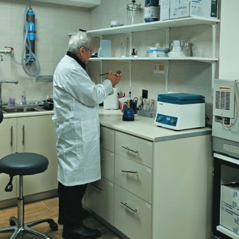 Φωτογραφία από το μικροβιολογικό εργαστήριο 