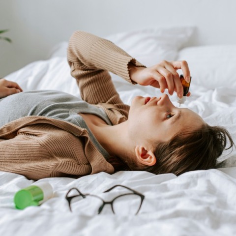 Κοπέλα που βάζει σταγόνες στα μάτια