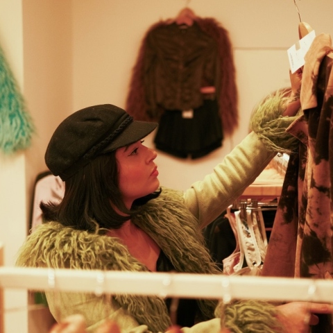 κοπέλα σε thrift shop 