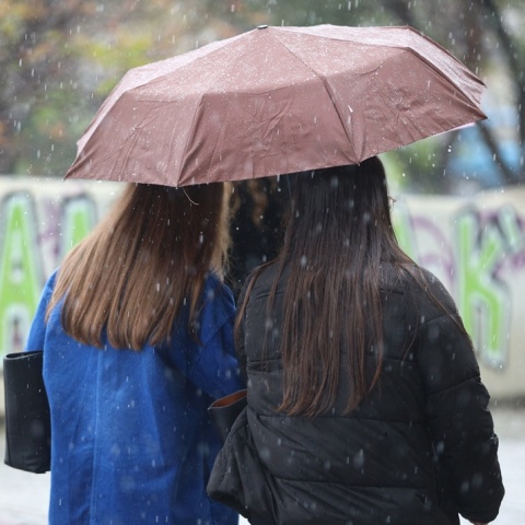 Πολίτες με ομπρέλες ανά χείρας