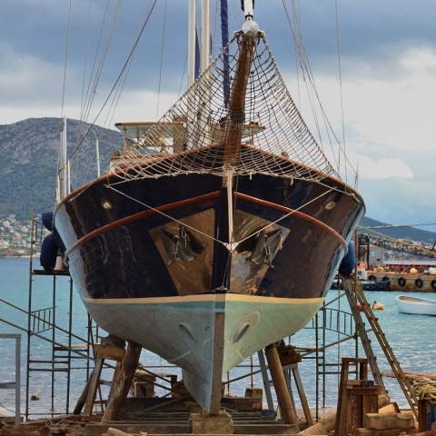 Ένα πρωινό στο ναυπηγείο του κύριου Πράσινου στη Σαλαμίνα