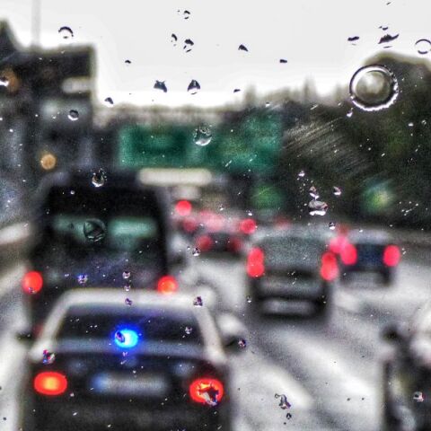 Κίνηση τώρα: Σοβαρά κυκλοφοριακά προβλήματα καταγράφονται στους περισσότερους κεντρικούς οδικούς άξονες του λεκανοπεδίου της Αττικής