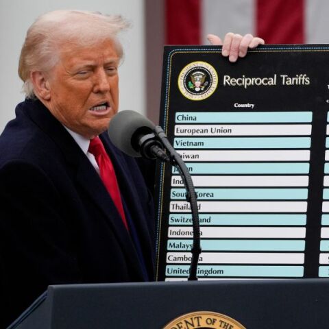 ΗΠΑ: Σε ισχύ τέθηκαν οι επιπλέον δασμοί 10% για μεγάλο μέρος των προϊόντων που εισάγονται στη χώρα - Ανησυχία για την παγκόσμια οικονομία - Καταρρέουν οι αγορές