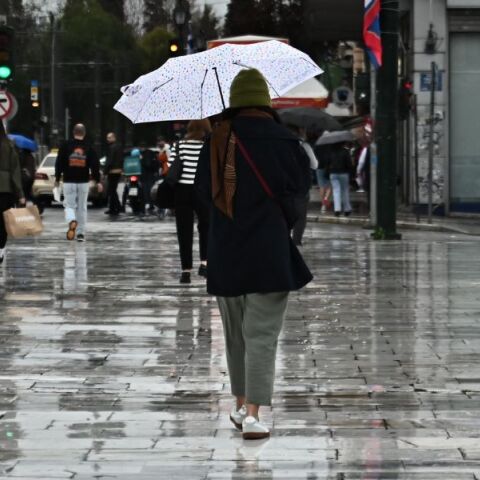 Έκτακτο δελτίο επιδείνωσης καιρού με καταιγίδες και πτώση της θερμοκρασίας από την Κυριακή - Πού θα σημειωθούν χιονοπτώσεις