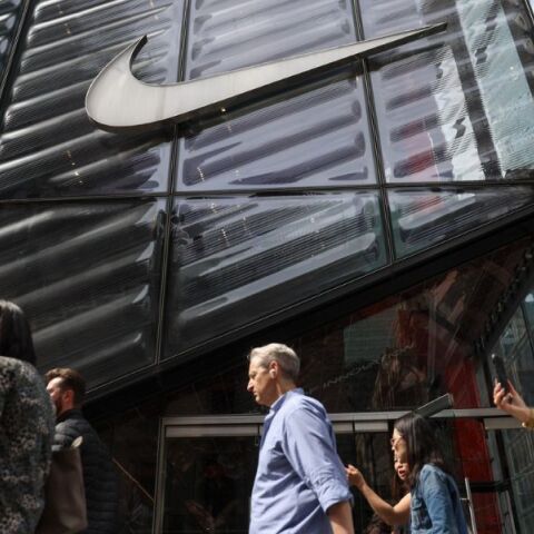 Από τη Nike στην Apple: Ποιες αμερικανικές εταιρείες κινδυνεύουν περισσότερο από τους δασμούς Τραμπ και τι διακυβεύεται για το παγκόσμιο εμπόριο