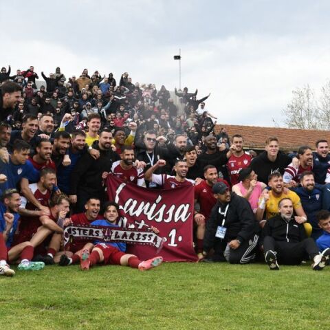 Λάρισα: Τρέλα για την επιστροφή στη Super League - Σκαρφαλωμένοι στα κάγκελα παίχτες και επιτελείο μαζί με τους φιλάθλους του ιστορικού συλλόγου