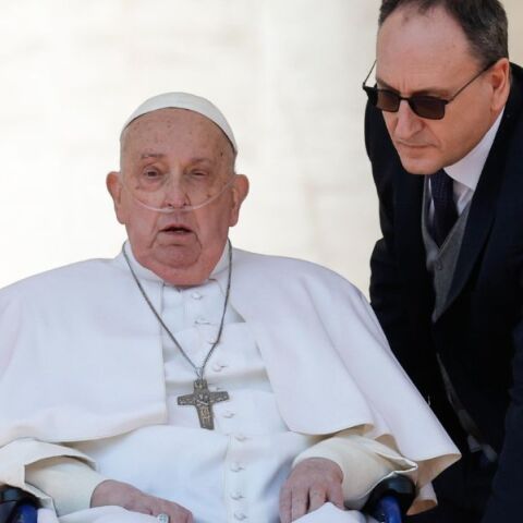 Ιταλία: Ο πάπας Φραγκίσκος χαιρέτησε τους πιστούς στην πλατεία του Αγίου Πέτρου - Συνεχίζει να κάνει χρήση οξυγόνου εξαιτίας των προβλημάτων υγείας