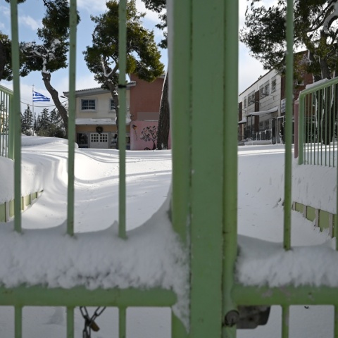 Χιονισμένο προαύλειο σχολείου