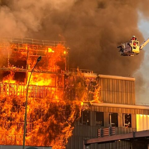 Μεγάλη φωτιά στο Παρίσι - Πυκνός καπνός σκέπασε την πόλη