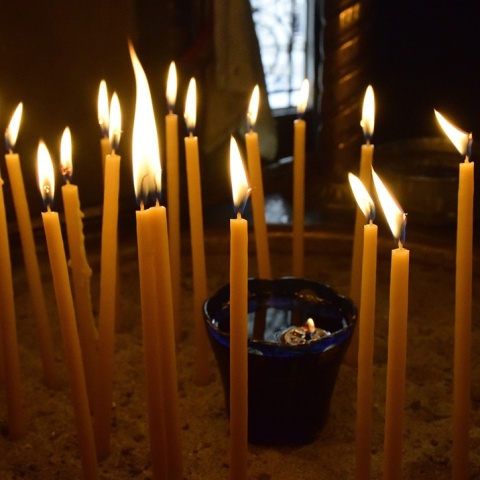 Κεριά σε μανουάλι εκκλησίας