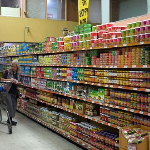 Φόβος και ανασφάλεια ωθούν τους πολίτες σε αγορές πανικού, θυμίζοντας τις πρώτες μέρες της πανδημίας