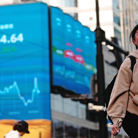 Explainer: Οι δασμοί Τραμπ αυξάνουν το ρίσκο παγκόσμιας ύφεσης - Aναταράξεις σε αγορές, τράπεζες, εμπορεύματα - Oι προβλέψεις για ΗΠΑ, ΕΕ, Βρετανία