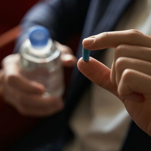 Το χάπι mavoglurant μείωσε τη χρήση κοκαΐνης και αλκοόλ σε άτομα με εξάρτηση, προσφέροντας ελπίδες για νέα θεραπευτική προσέγγιση.