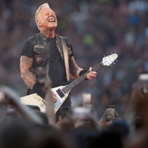 Οι Metallica ανακοινώνουν συνεργασία με τον Ερυθρό Σταυρό για αιμοδοσίες στις προσεχείς συναυλίες τους, προσφέροντας περιορισμένα T-shirts στους συμμετέχοντες.