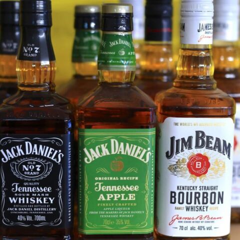 Η Ε.Ε. απέσυρε το μπέρμπον από τη λίστα αντιποίνων σε δασμούς στα αμερικανικά προϊόντα, μετά από πιέσεις Ιρλανδίας, Ιταλίας και Γαλλίας.