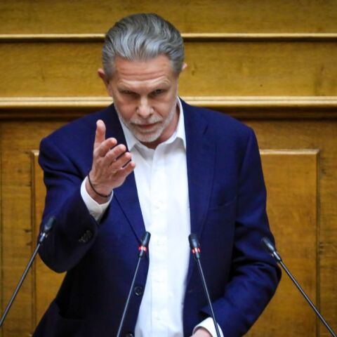 Γερουλάνος: Διεθνώς βγήκαν τα πιστόλια κι η κυβέρνηση παίζει με σφεντόνες