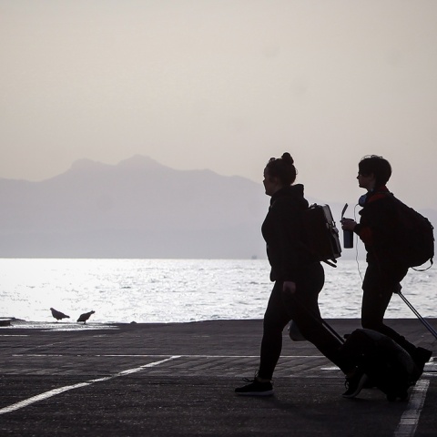 Πολίτες με βαλίτσες σε λιμάνι