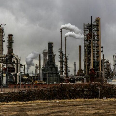 Το πετρέλαιο υποχωρεί σε χαμηλό 4 ετών 