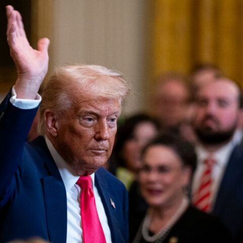 Ο Τραμπ ανεβάζει στο 125% τους δασμούς στην Κίνα