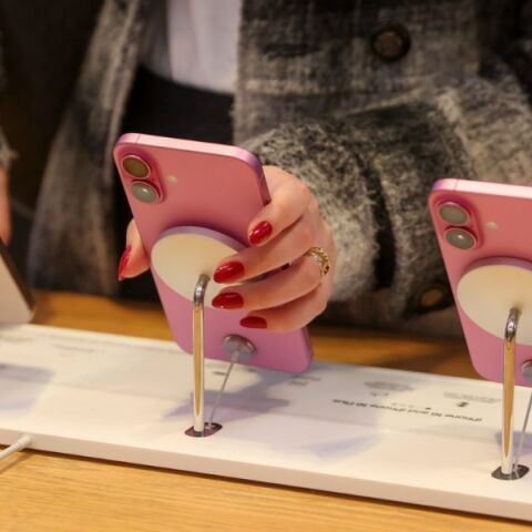 Explainer: Οι δασμοί του Τραμπ στην Κίνα μπορεί να εκτοξεύσουν την τιμή των iPhone στις ΗΠΑ και ίσως παγκοσμίως - Πόσο ευάλωτοι είναι Apple και καταναλωτές