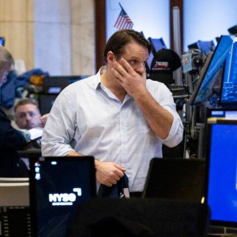 Στο «κόκκινο» και πάλι η Wall Street: Πέφτει η τιμή του πετρελαίου, υποχωρεί το δολάριο έναντι του ευρώ