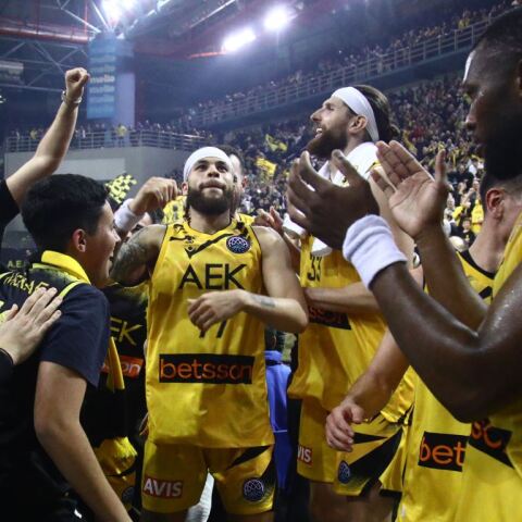 Οι παίκτες της ΑΕΚ πανηγυρίζουν τη νίκη επί της Ναντέρ