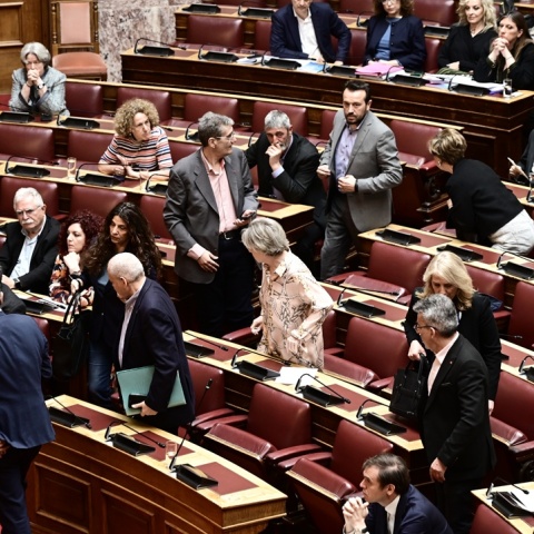Βουλευτές του ΣΥΡΙΖΑ αποχωρούν από την αίθουσα της Ολομέλειας 